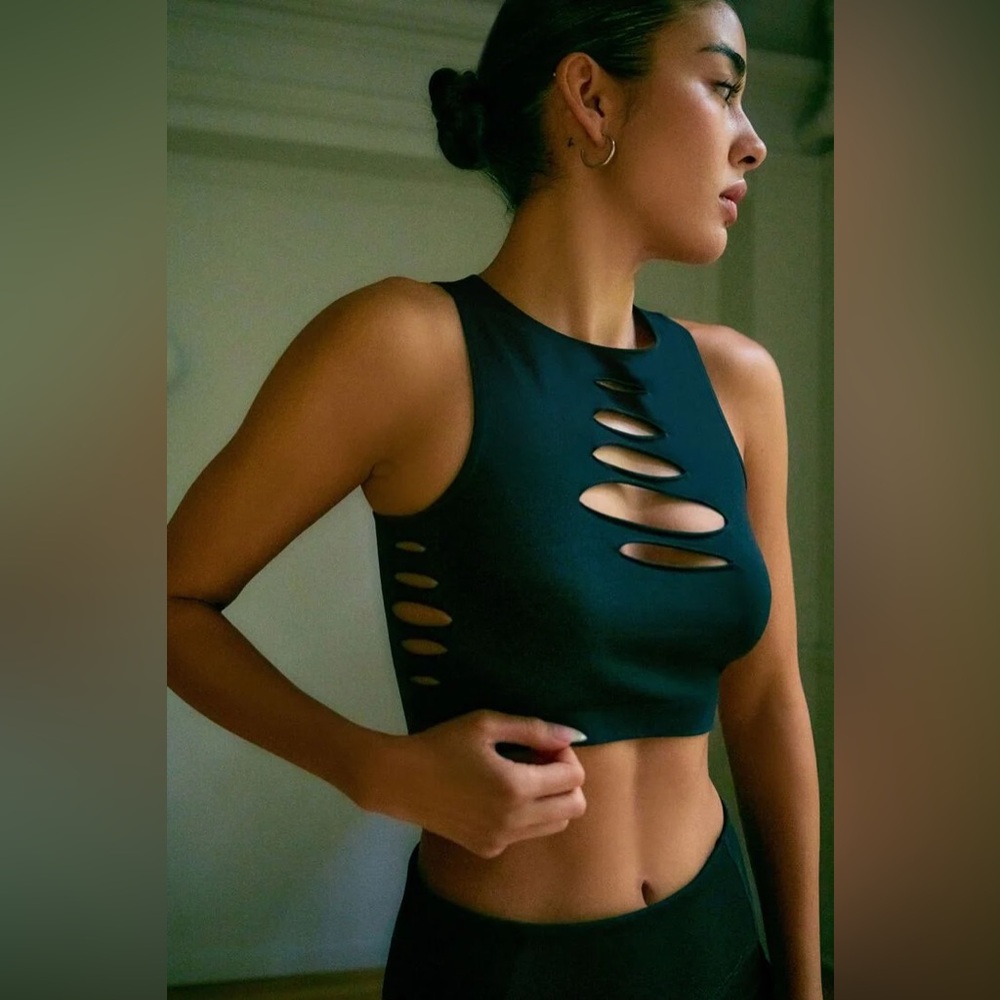 Garage Seamless Cut Out Tank